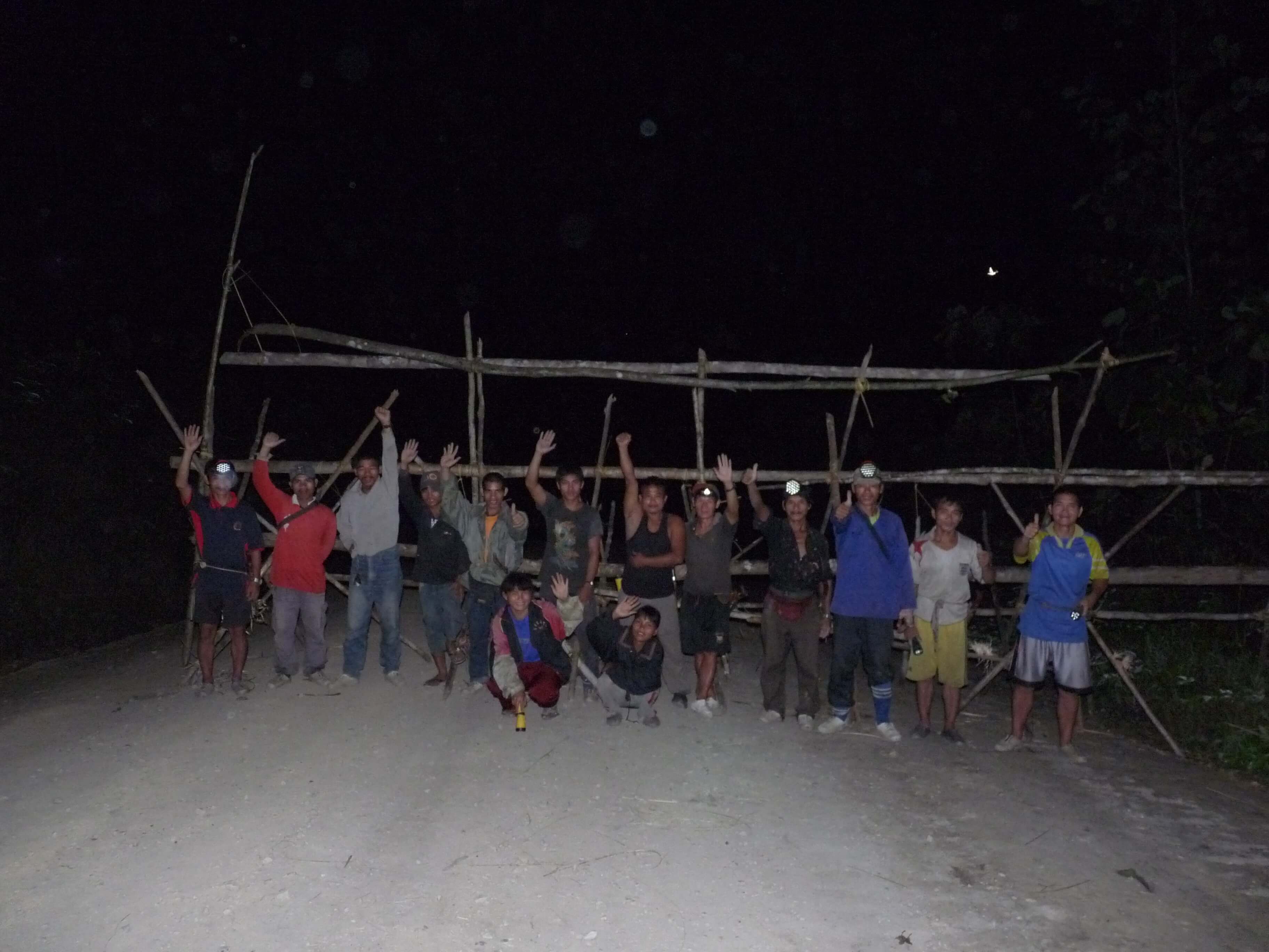 Die Penan errichten Strassenblockaden, um die Holzkonzerne vom illegalen betreten ihres Landesabzuhalten